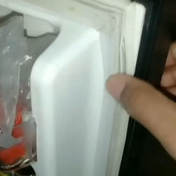 Jangan pakai setrika atau hair dryer, ini trik atasi karet pintu kulkas longgar pakai 1 bahan dapur