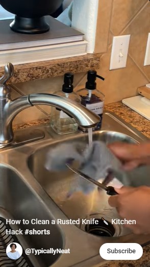 Tanpa cairan pembersih, ini trik jitu bersihkan karat pada pisau dengan modal 1 alat dapur