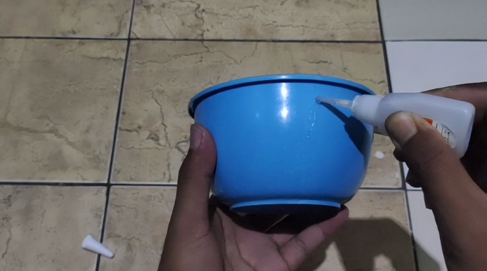 Tak perlu beli baru, begini trik gampang perbaiki mangkuk plastik pecah cuma pakai 2 bahan sederhana