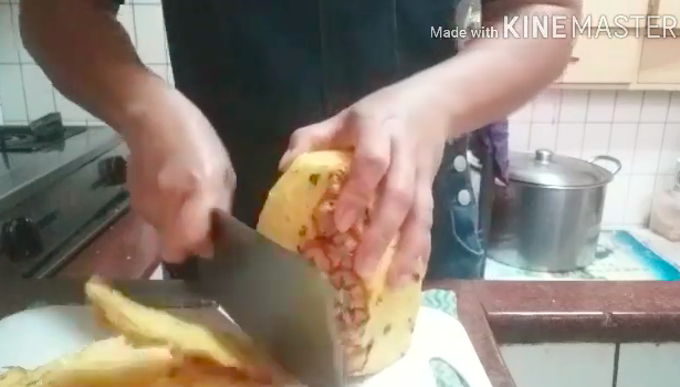 Tak banyak yang tahu, ternyata limbah dari buah ini ampuh bersihkan kerak membandel di panci