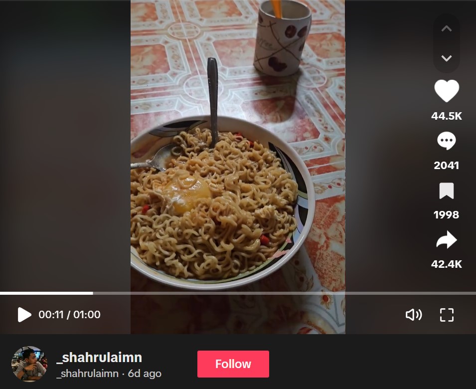 Sudah habis setengah gelas, pria ini temukan benda asing dalam es jeruk pesanannya, auto bikin mual