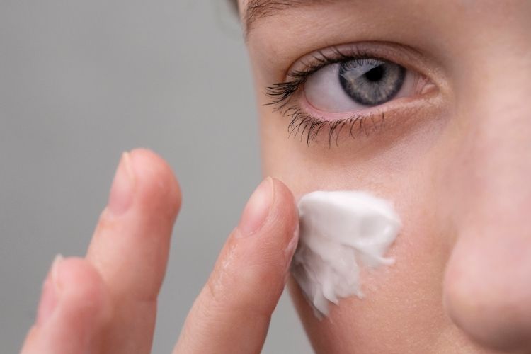 Nggak cuma untuk atasi kantung mata, fungsi lain eye cream retinol ini tak banyak orang tahu