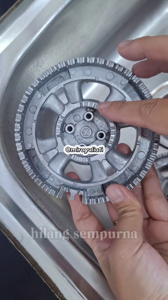 Tanpa direndam berjam-jam, ini cara ampuh hilangkan kerak di burner kompor gas pakai 2 bahan sederhana