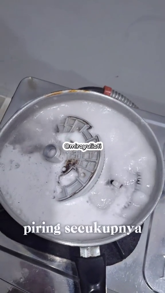 Tanpa direndam berjam-jam, ini cara ampuh hilangkan kerak di burner kompor gas pakai 2 bahan sederhana