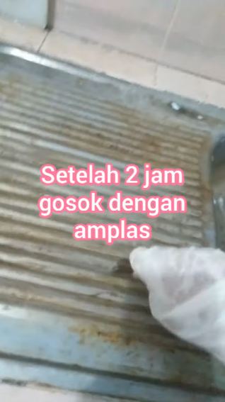 Trik mudah hilangkan karat di wastafel cuci piring dengan dua bahan dapur