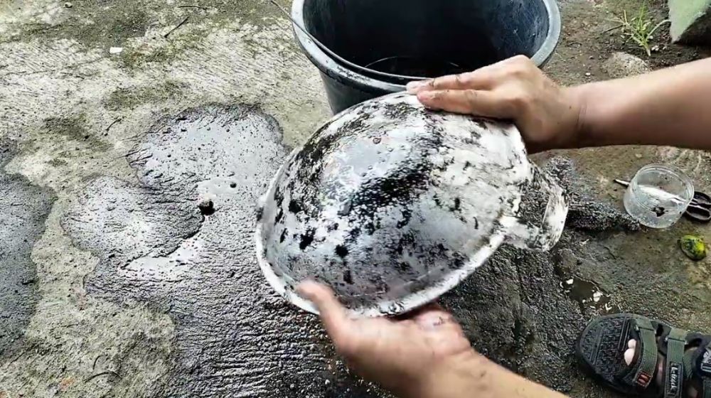 Cara hilangkan kerak gosong di wajan dengan dua bahan dapur sederhana