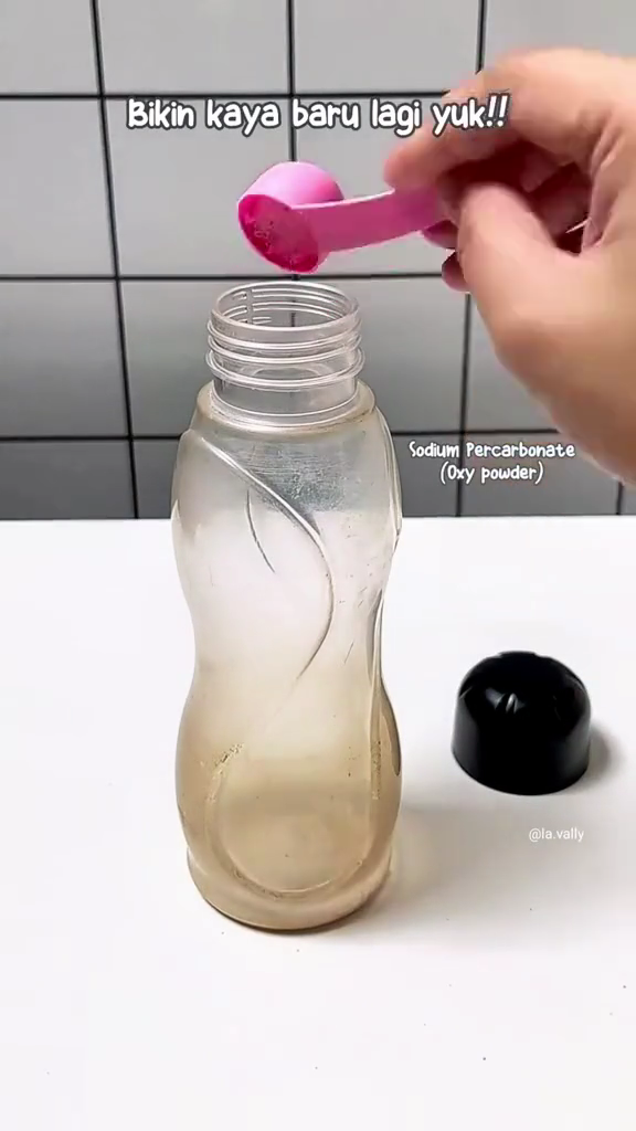 Cara mudah membersihkan botol minum kusam dan menguning agar kinclong kembali