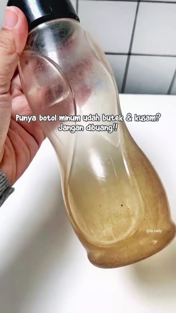 Cara mudah membersihkan botol minum kusam dan menguning agar kinclong kembali
