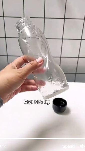 Cara mudah membersihkan botol minum kusam dan menguning agar kinclong kembali