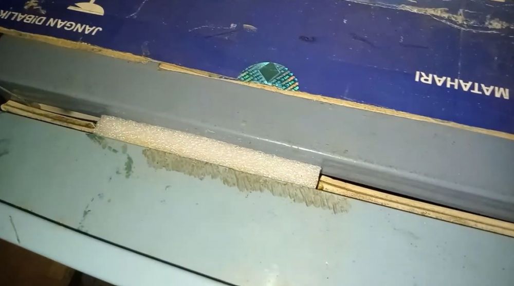 Trik memperbaiki karet kulkas sobek dengan satu bahan saja