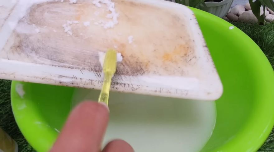 Cara membersihkan talenan plastik dengan tiga bahan sederhana, bikin kinclong seperti baru