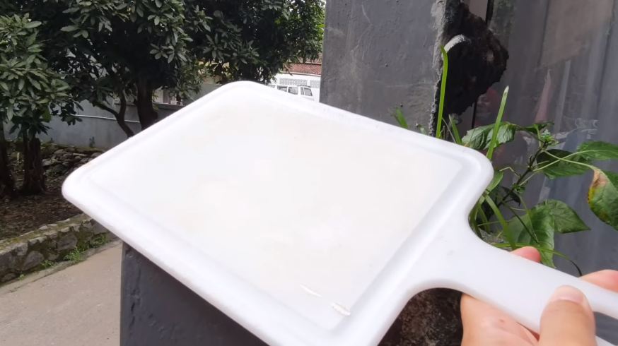 Cara membersihkan talenan plastik dengan tiga bahan sederhana, bikin kinclong seperti baru