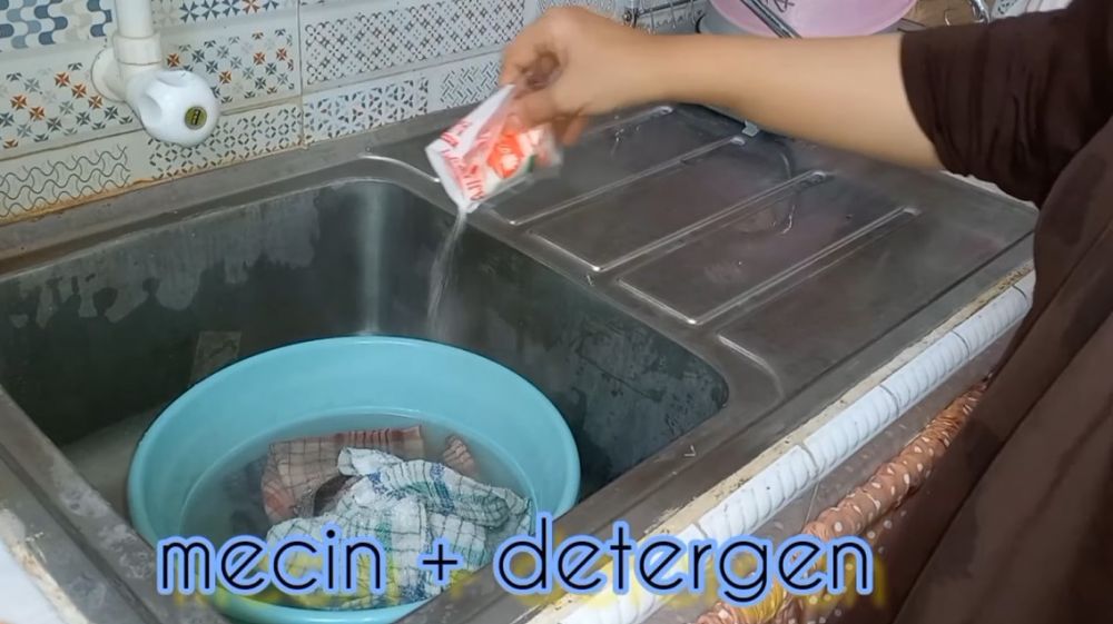 Trik efektif membersihkan serbet dapur super kotor dan hitam dengan satu bumbu masak