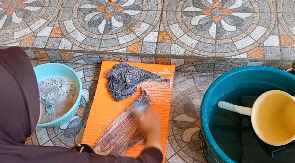 Trik efektif membersihkan serbet dapur super kotor dan hitam dengan satu bumbu masak