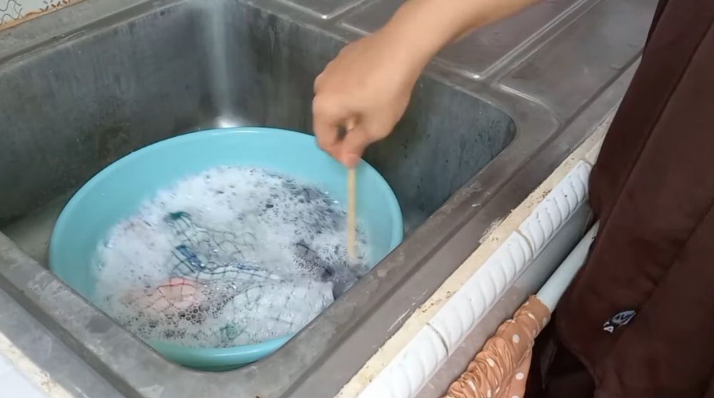 Trik efektif membersihkan serbet dapur super kotor dan hitam dengan satu bumbu masak