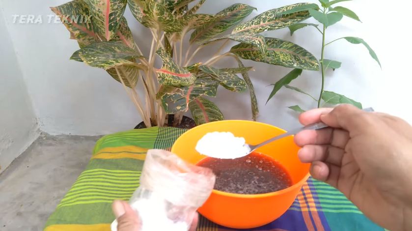 Cara mudah bersihkan kerak gosong di panci dengan minuman ini