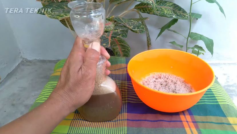 Cara mudah bersihkan kerak gosong di panci dengan minuman ini