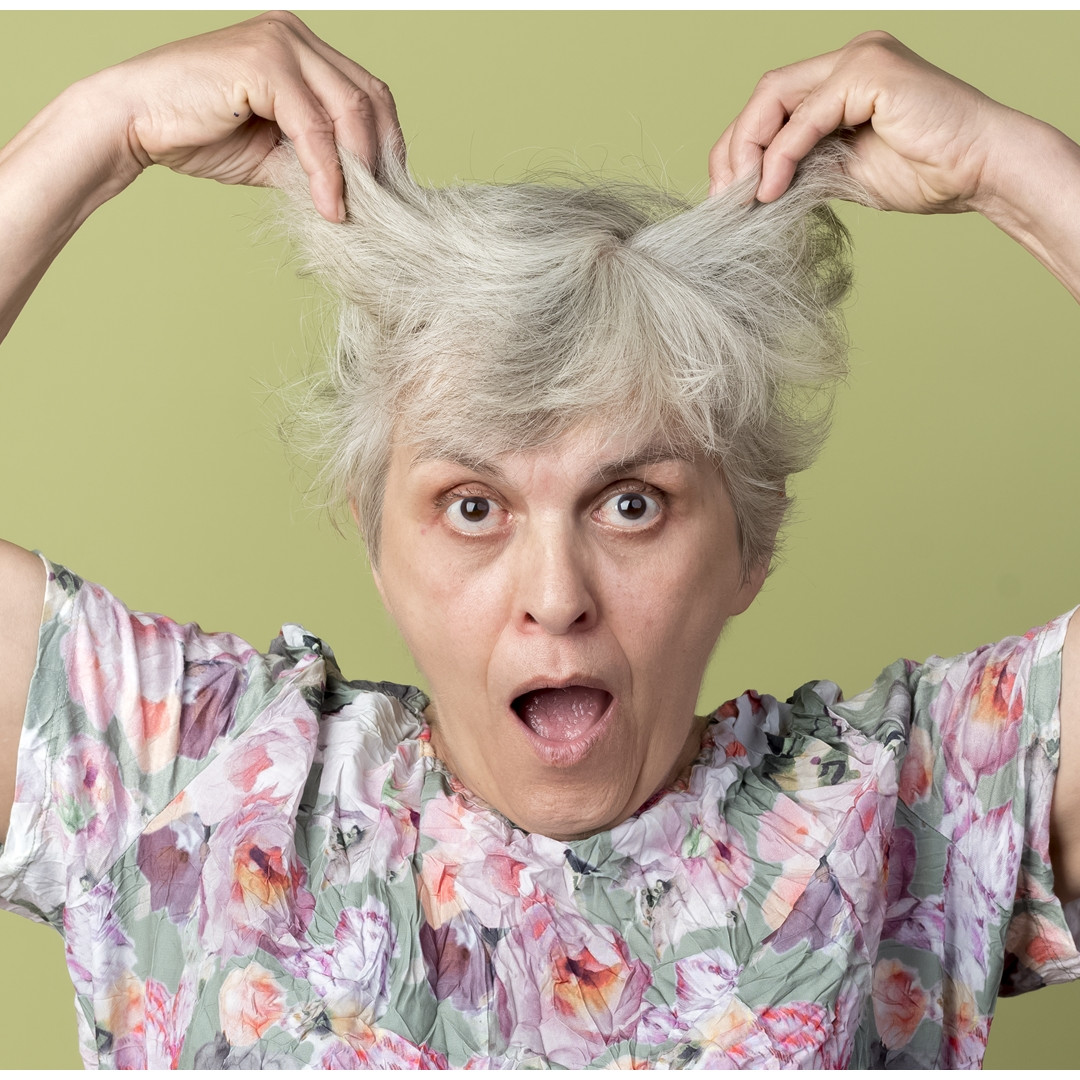 Trik hilangkan rambut beruban ini cuma andalkan 1 bumbu dapur, hasilnya pekat bak pakai semir