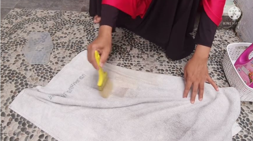 Cara praktis memutihkan handuk dapur kotor tanpa sabun