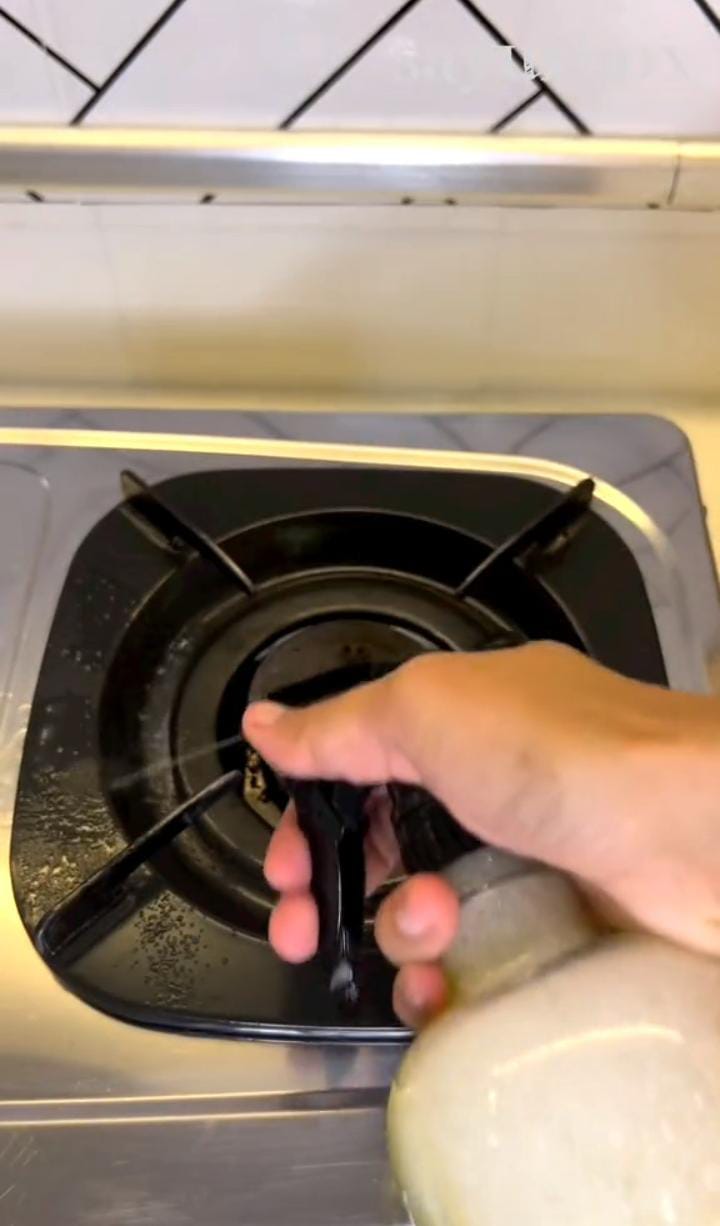 Trik mudah bersihkan bekas minyak di kompor dengan kulit buah ini, bikin kinclong lagi