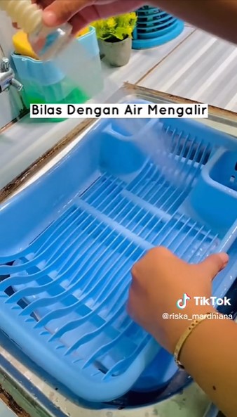 Butuh 5 menit, cara cepat bersihkan noda lumut di rak piring plastik tanpa disikat