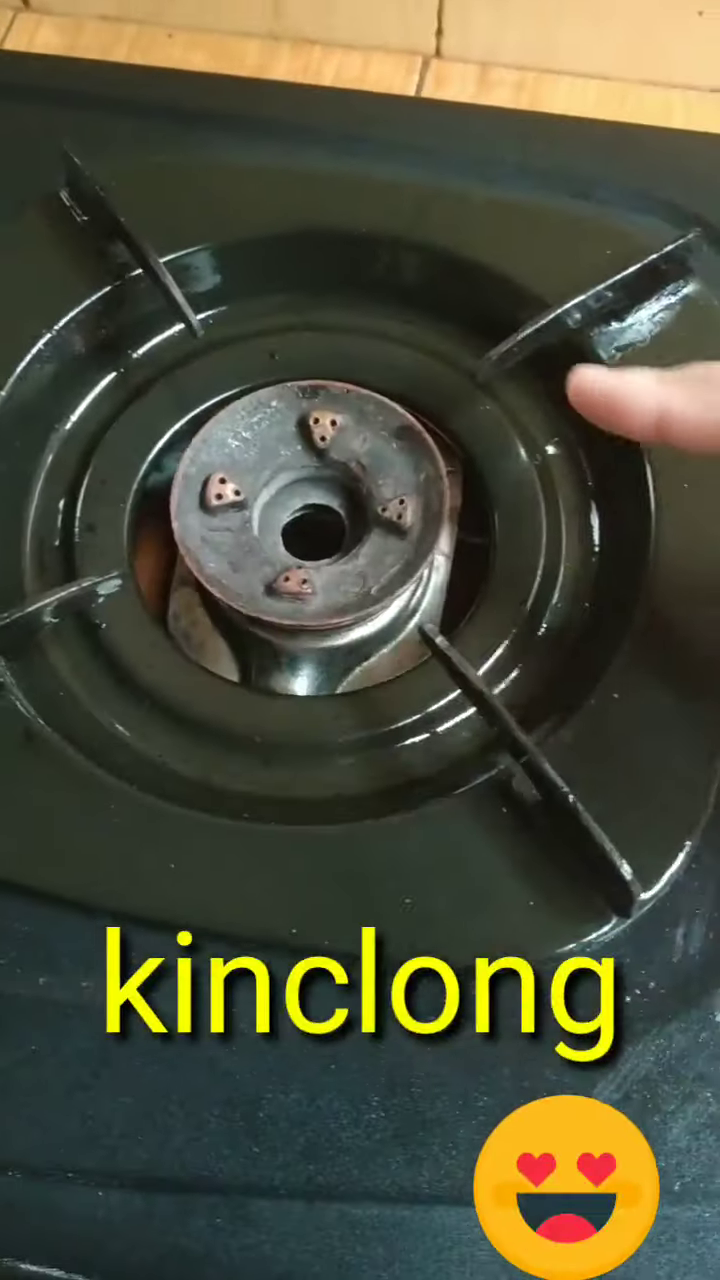 Tanpa campuran cuka dan baking soda, begini cara hilangkan kerak berminyak di tungku kompor gas