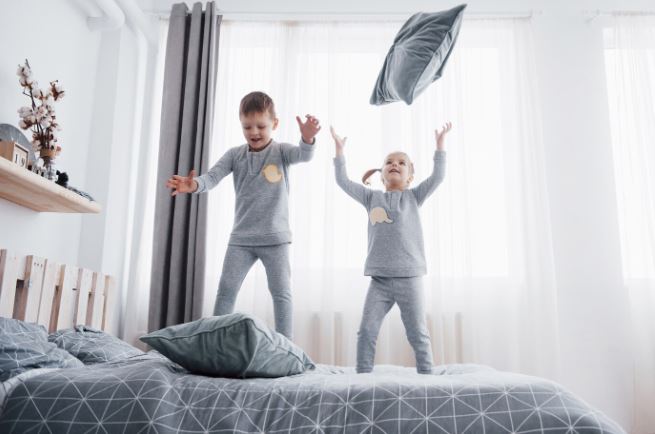 9 Mitos loncat-loncat di atas kasur yang diyakini banyak orang,  bikin kesialan dalam rumah tangga?