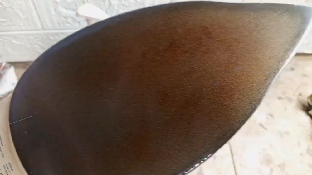 Trik mudah hilangkan noda gosong setrika dengan satu bahan dapur, tak perlu dioles pasta gigi