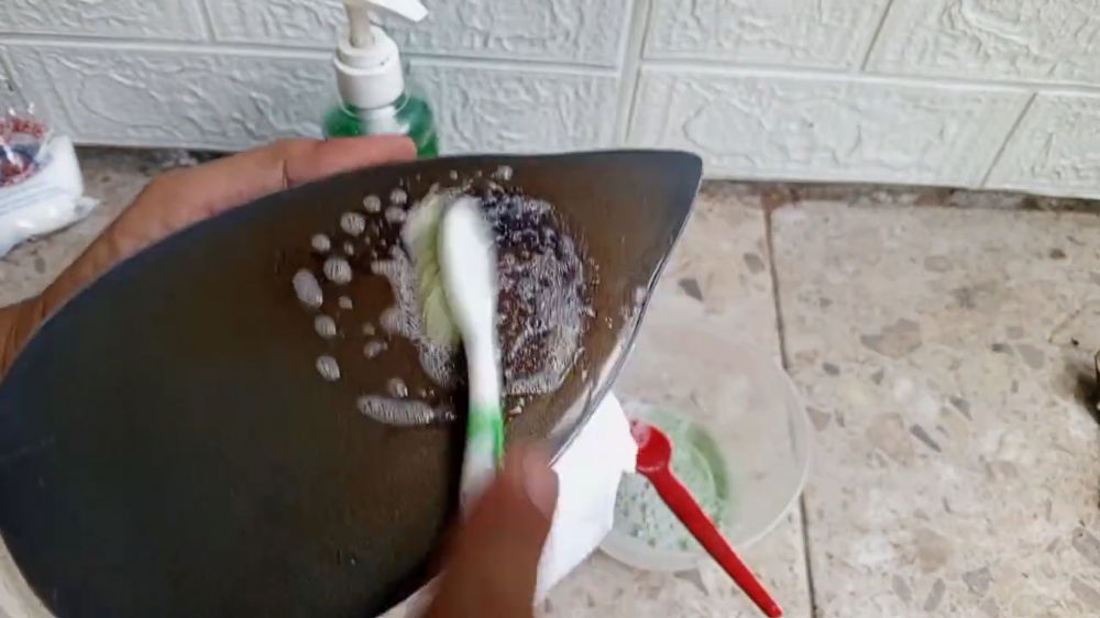 Trik mudah hilangkan noda gosong setrika dengan satu bahan dapur, tak perlu dioles pasta gigi