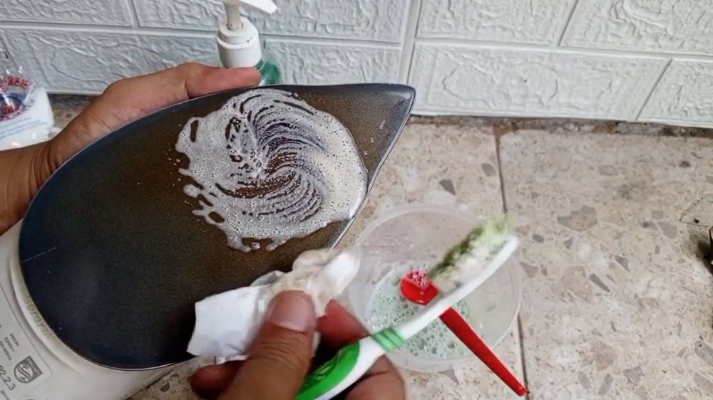 Trik mudah hilangkan noda gosong setrika dengan satu bahan dapur, tak perlu dioles pasta gigi
