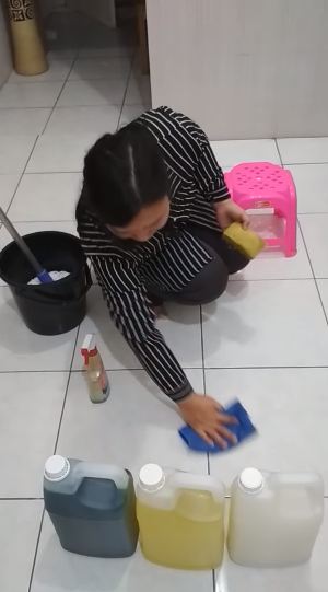 Cara efektif bersihkan tumpahan minyak goreng di lantai tanpa pakai tepung, kesat kembali