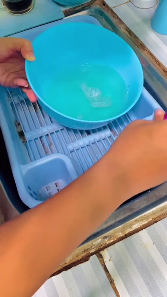 Pakai 2 bahan, cara bersihkan rak piring berjamur dan penuh kerak air ini auto kinclong tanpa disikat