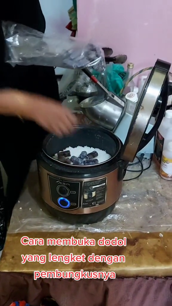 Jangan langsung dikupas, ini cara buka bungkus dodol garut agar tak lengket dan menempel di kertas