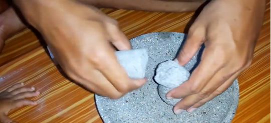 Jangan buru-buru dibuang, begini cara memperbaiki ulekan cobek batu yang patah