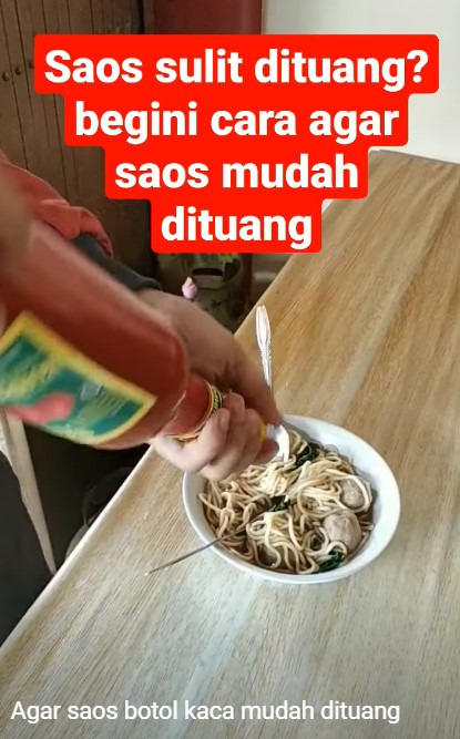 Bukan ditambah air, ini trik jitu menuang saus botol kaca yang ada di warung bakso tanpa berantakan