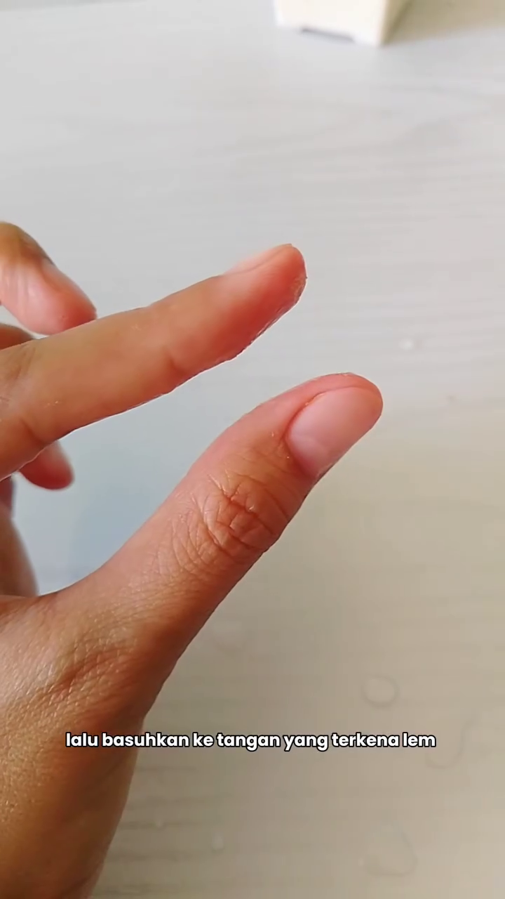 Bisa lepas lagi pakai 1 bahan dapur, ini trik aman bersihkan lem super yang menempel di jari tangan