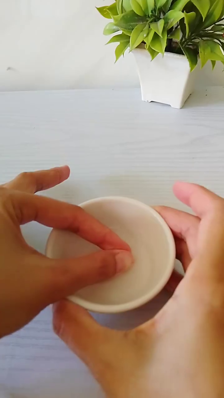 Bisa lepas lagi pakai 1 bahan dapur, ini trik aman bersihkan lem super yang menempel di jari tangan