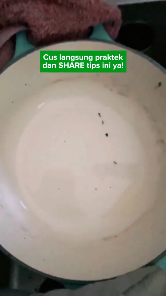 Cara hilangkan kerak gosong di dasar panci dengan 2 bahan dapur sederhana