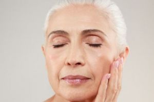 Trik kencangkan wajah kendur pakai 2 bahan dapur, ampuh bikin wajah umur 50 jadi tampak 30 tahun