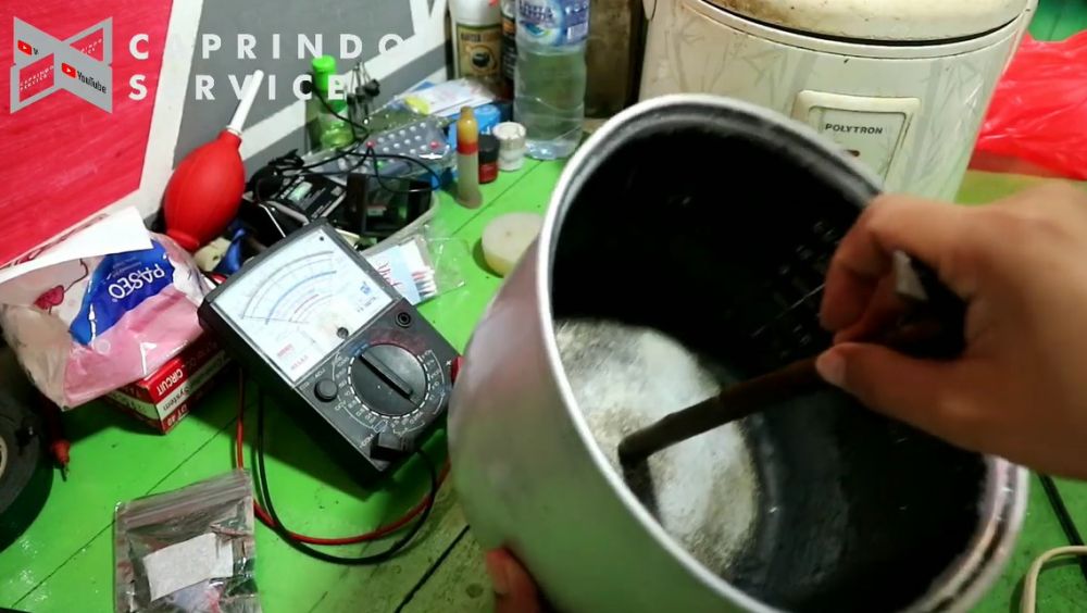 Bisa bikin nasi cepat matang, ini cara memperbaiki panci rice cooker yang penyok pakai alat sederhana