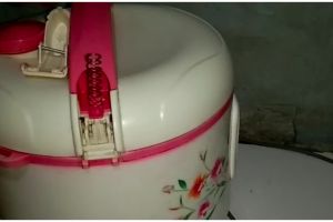 Tak perlu beli baru, ini trik memperbaiki pengait tutup rice cooker yang rusak pakai alat sederhana