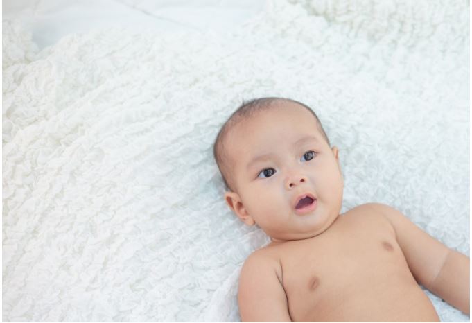 9 Mitos bayi melihat ke atas terus, pertanda ada sosok tak terlihat?