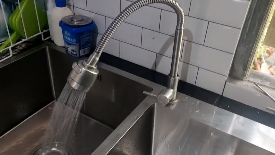 Cara mudah mengatasi keran wastafel dapur tersumbat dan air keluar kecil tanpa bantuan tukang servis