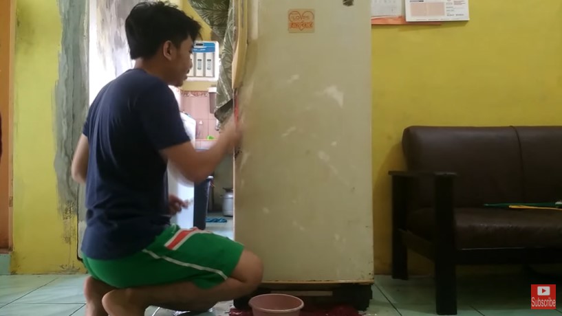Pakai 1 bahan simpel, ini cara efektif membersihkan pintu kulkas yang menguning dan berkerak