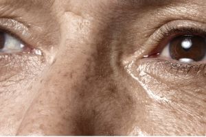 Trik pudarkan kerutan dan noda hitam di wajah, ampuh cuma andalkan 1 bahan minuman