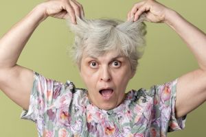 Trik menghilangkan rambut beruban tanpa pakai semir, langsung hitam pekat andalkan 1 bumbu dapur