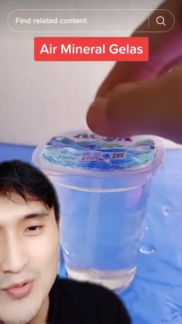 Cara menusukkan sedotan tumpul ke gelas air mineral tanpa bantuan kunci atau jarum