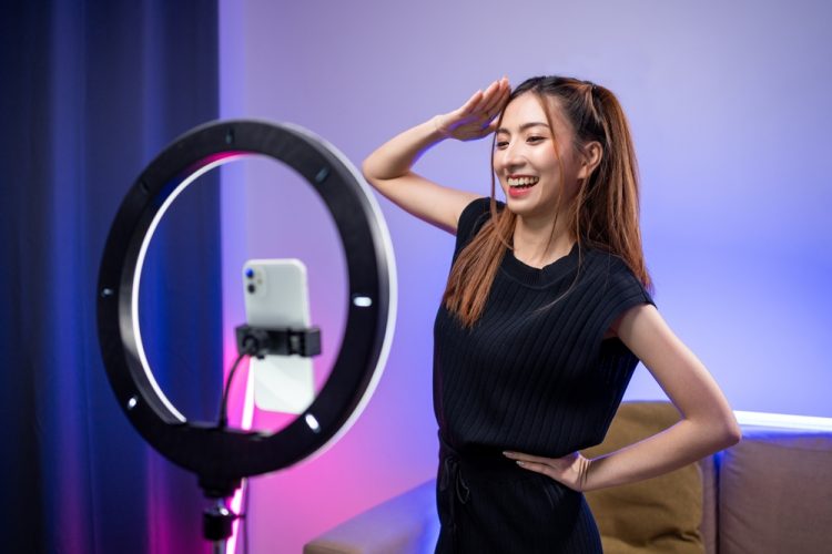 Rahasia bikin baterai awet walaupun smartphone dipakai ngonten seharian, nggak bikin ribet