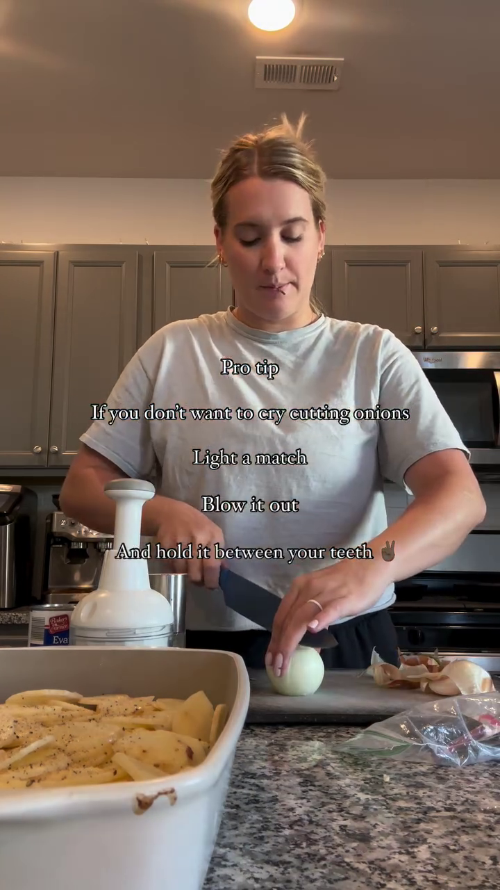 Bukan pakai tisu basah atau air, wanita ini punya cara unik mengiris bawang agar mata tak perih