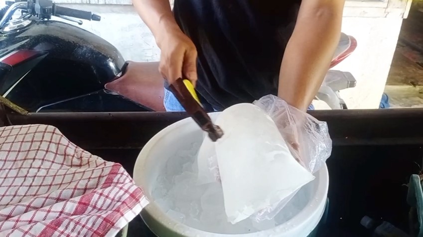 Trik ampuh memecahkan es batu dalam plastik, hancur tanpa berantakan